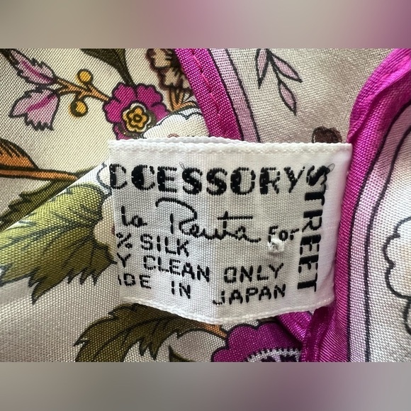 Vintage Oscar de la Renta Multi-Color Floral Pattern Silk  VINTAGE: Oscar de la Renta | Classic floral print scarf